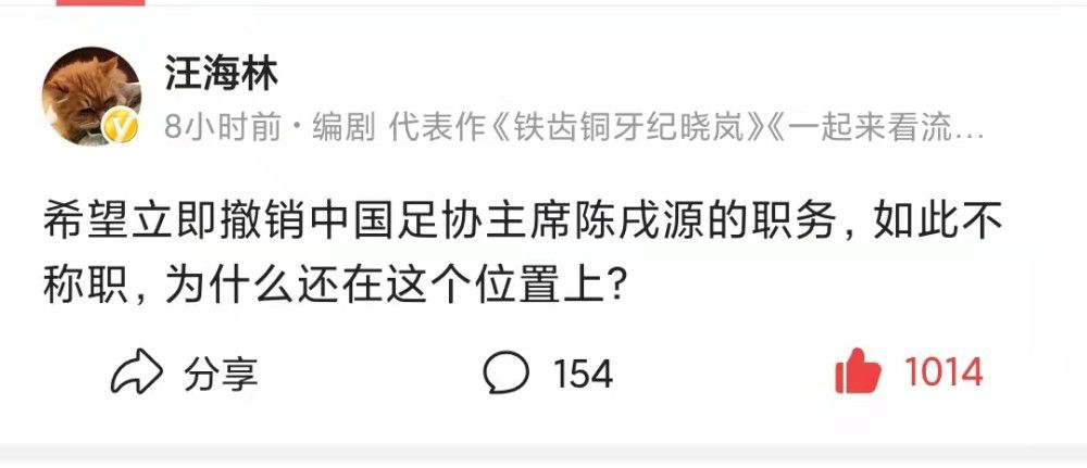 于是她下意识的一回头，登时便看到了那两辆越来越近的大货车。